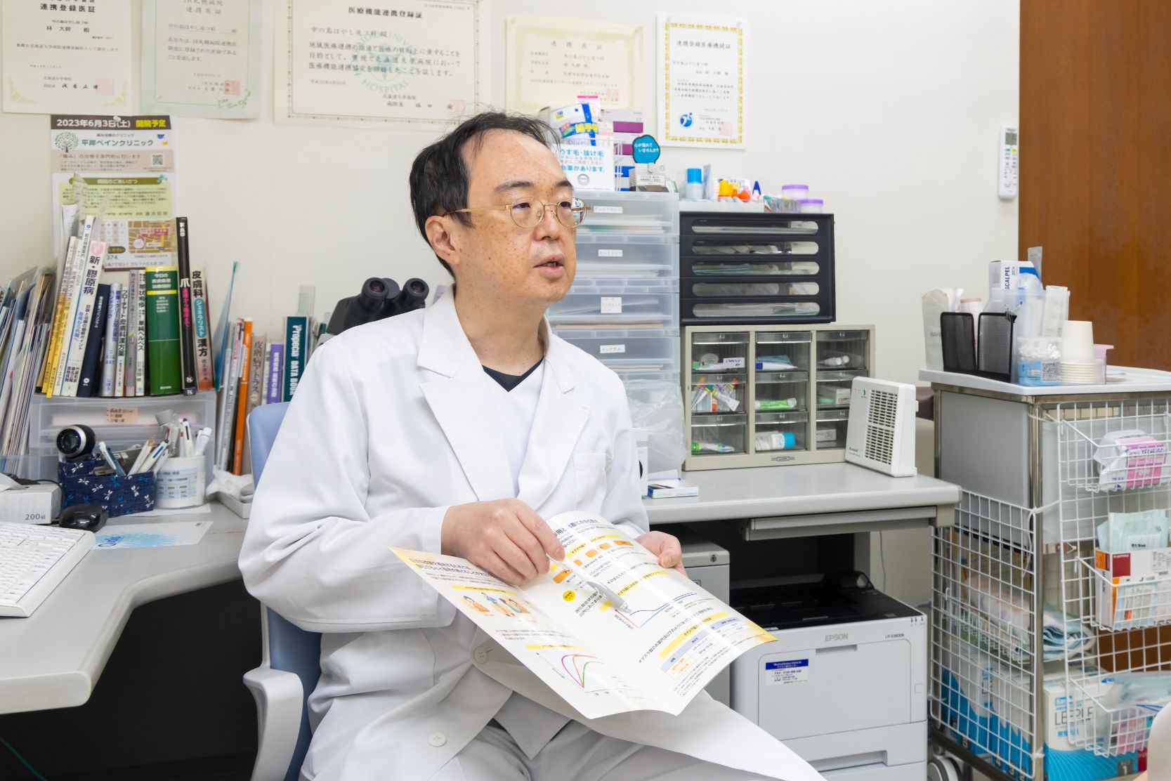 資料を手に説明する院長