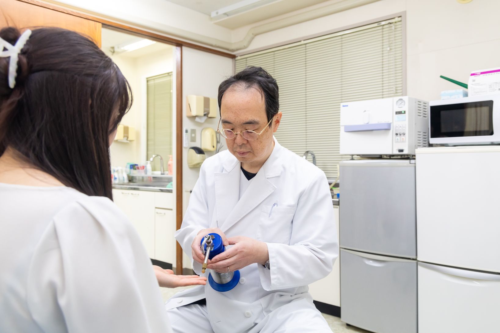 診療器具を確認する院長