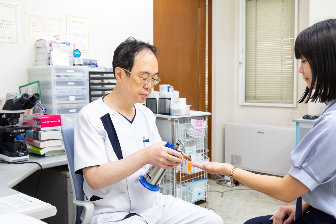 院長がお子さまの診察をしている様子