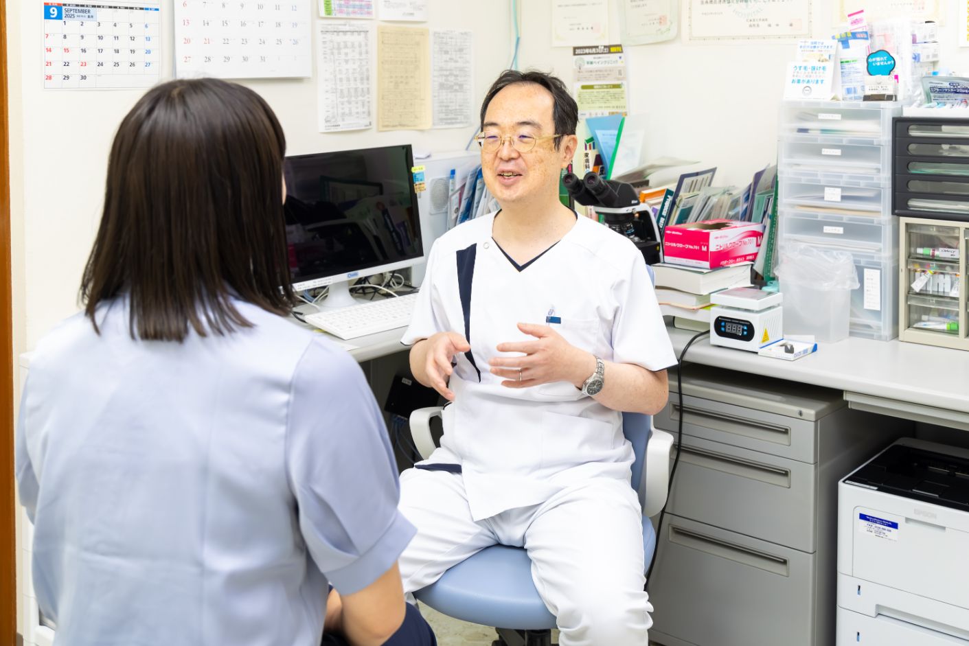 院長が診察室で説明している様子